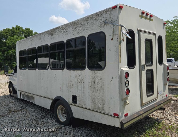 image for item EM7464 2006 Ford E450 Super Duty shuttle bus