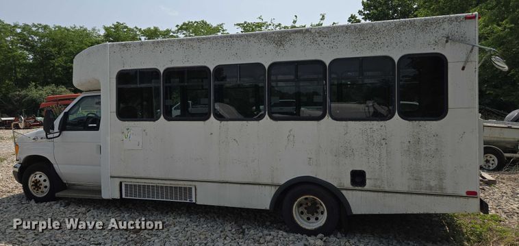 image for item EM7464 2006 Ford E450 Super Duty shuttle bus
