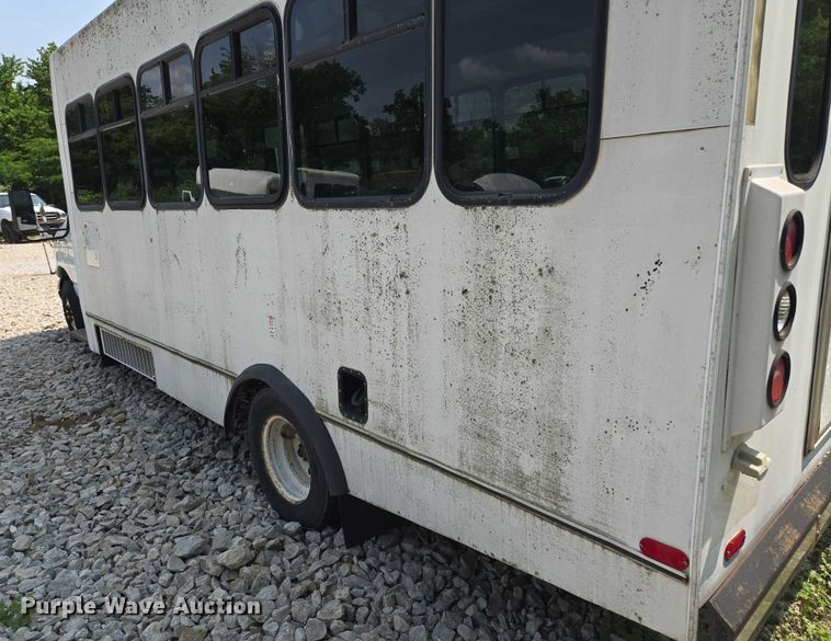 image for item EM7464 2006 Ford E450 Super Duty shuttle bus