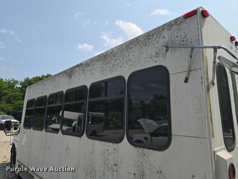 image for item EM7464 2006 Ford E450 Super Duty shuttle bus