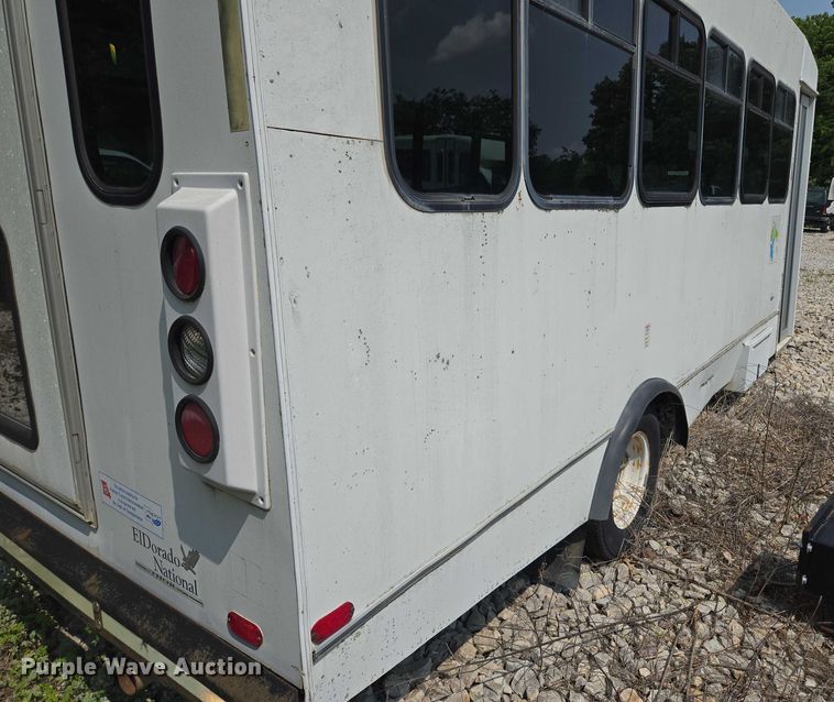 image for item EM7464 2006 Ford E450 Super Duty shuttle bus