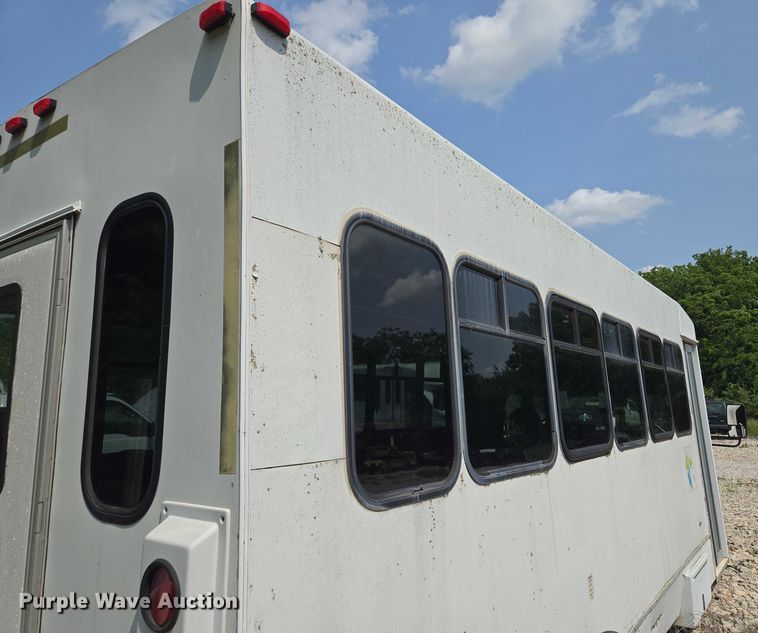 image for item EM7464 2006 Ford E450 Super Duty shuttle bus