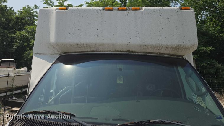 image for item EM7464 2006 Ford E450 Super Duty shuttle bus