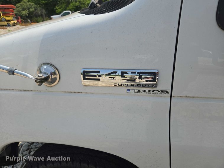 image for item EM7464 2006 Ford E450 Super Duty shuttle bus