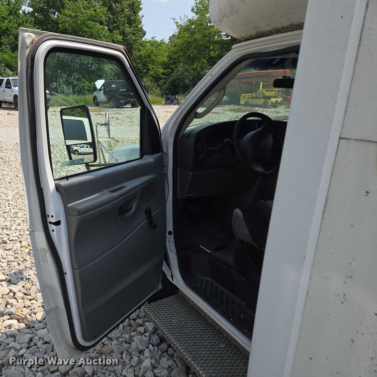 image for item EM7464 2006 Ford E450 Super Duty shuttle bus