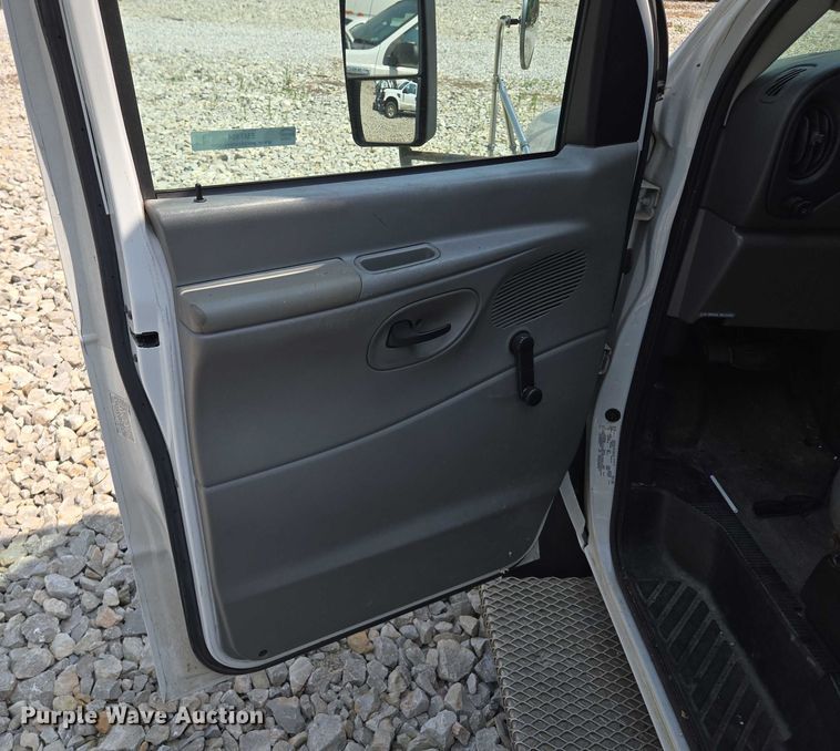 image for item EM7464 2006 Ford E450 Super Duty shuttle bus