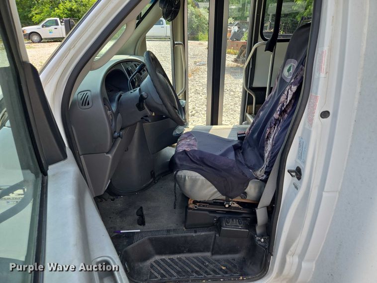 image for item EM7464 2006 Ford E450 Super Duty shuttle bus