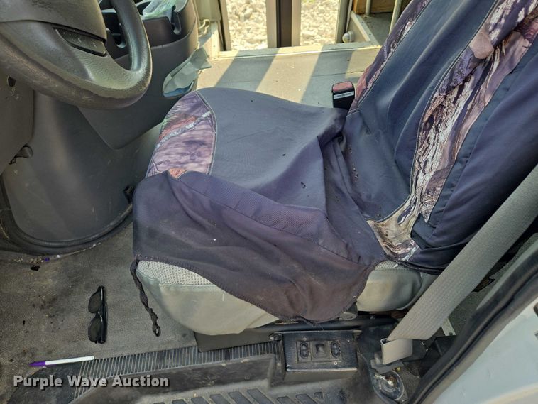 image for item EM7464 2006 Ford E450 Super Duty shuttle bus