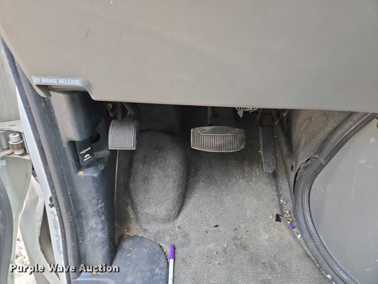 image for item EM7464 2006 Ford E450 Super Duty shuttle bus