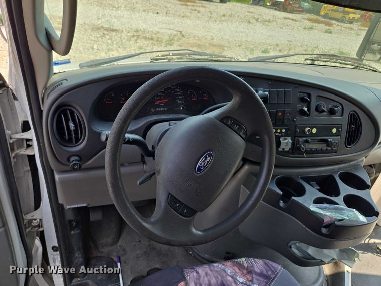 image for item EM7464 2006 Ford E450 Super Duty shuttle bus