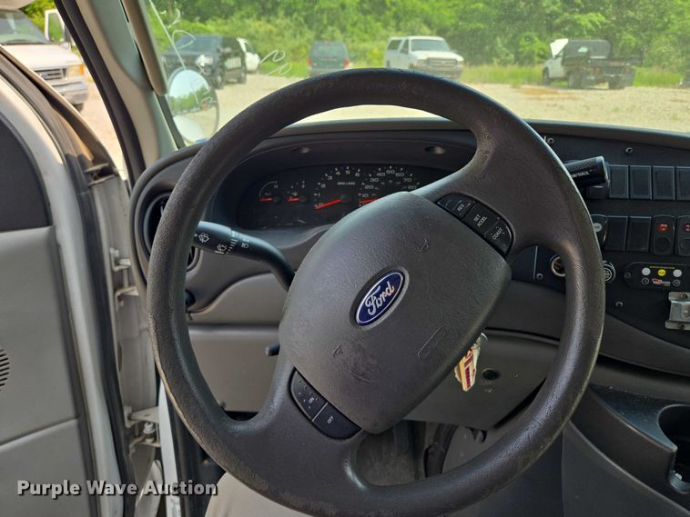 image for item EM7464 2006 Ford E450 Super Duty shuttle bus