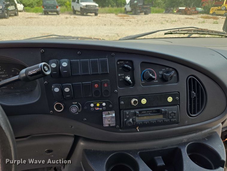 image for item EM7464 2006 Ford E450 Super Duty shuttle bus