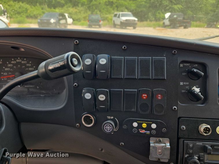 image for item EM7464 2006 Ford E450 Super Duty shuttle bus