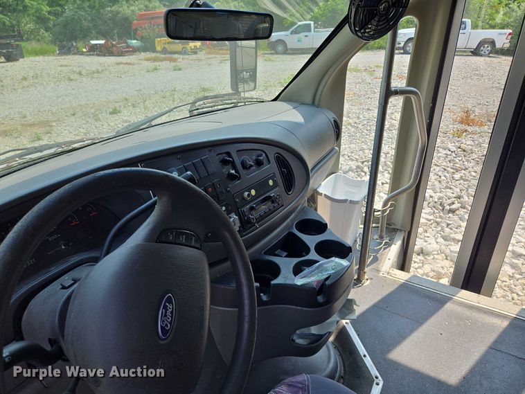 image for item EM7464 2006 Ford E450 Super Duty shuttle bus