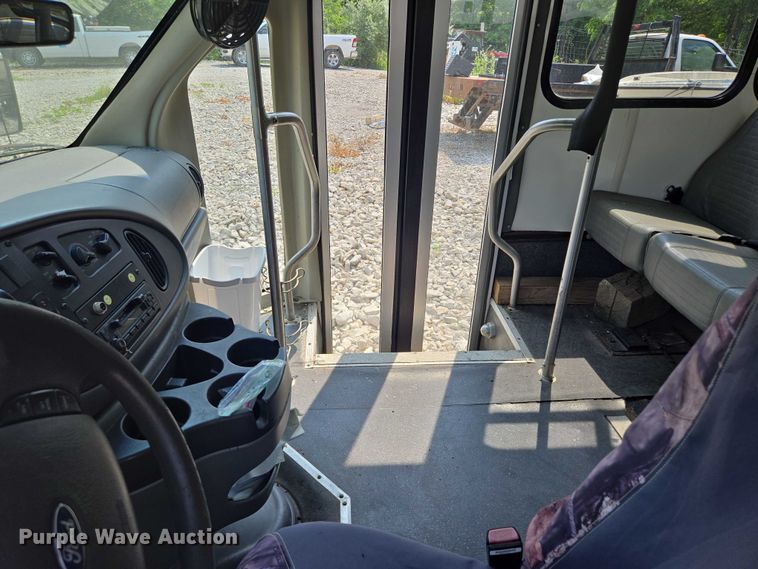 image for item EM7464 2006 Ford E450 Super Duty shuttle bus
