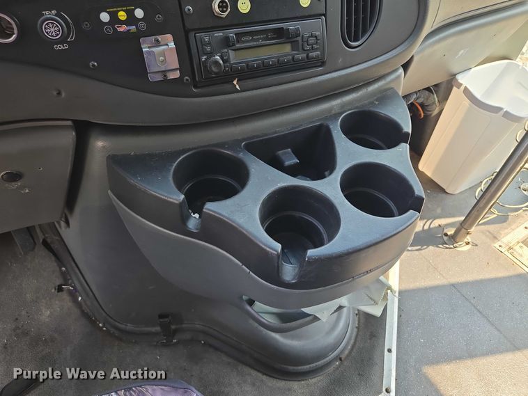 image for item EM7464 2006 Ford E450 Super Duty shuttle bus