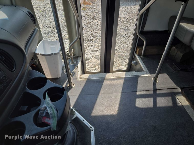 image for item EM7464 2006 Ford E450 Super Duty shuttle bus