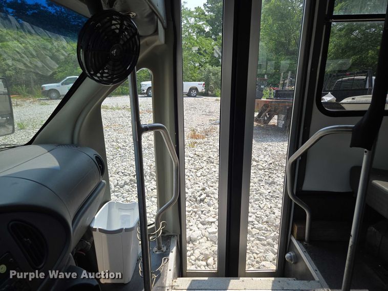 image for item EM7464 2006 Ford E450 Super Duty shuttle bus