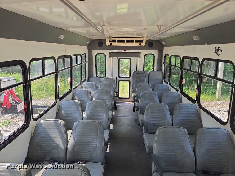 image for item EM7464 2006 Ford E450 Super Duty shuttle bus