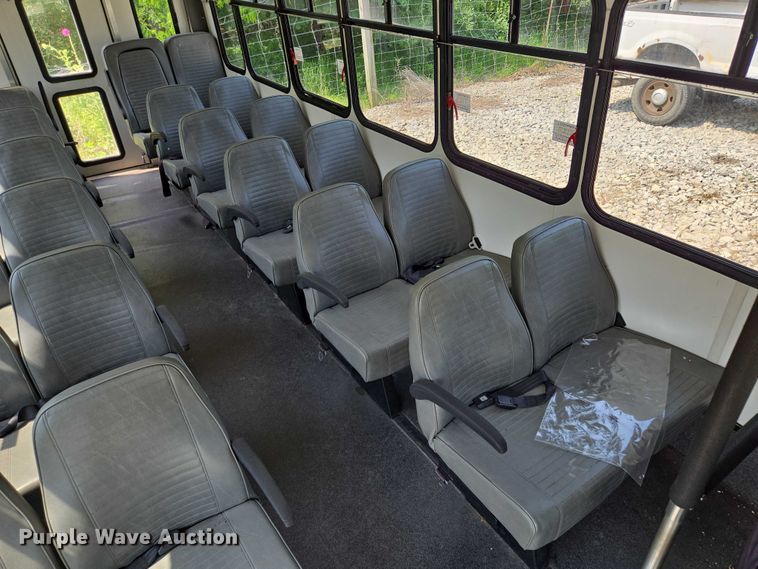 image for item EM7464 2006 Ford E450 Super Duty shuttle bus