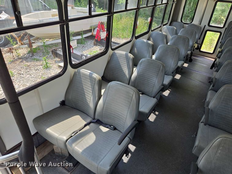 image for item EM7464 2006 Ford E450 Super Duty shuttle bus