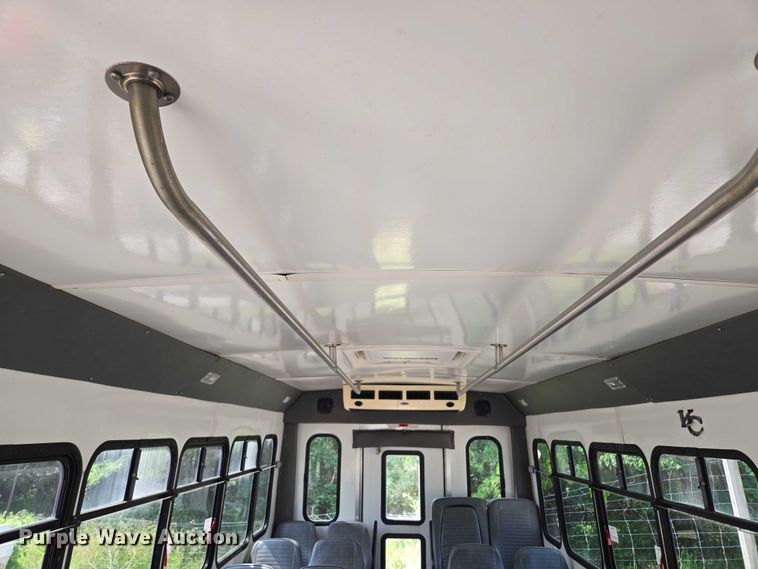 image for item EM7464 2006 Ford E450 Super Duty shuttle bus