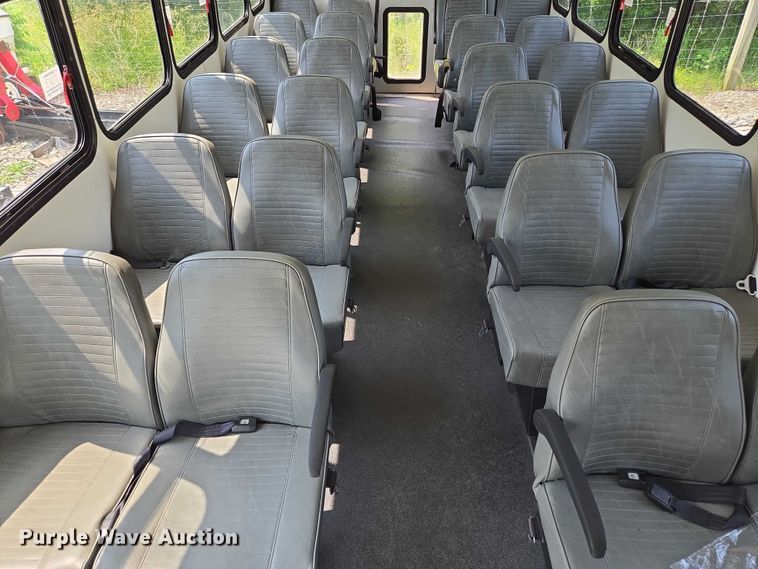 image for item EM7464 2006 Ford E450 Super Duty shuttle bus