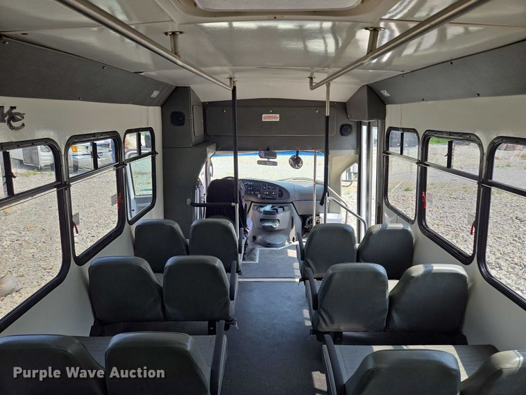 image for item EM7464 2006 Ford E450 Super Duty shuttle bus