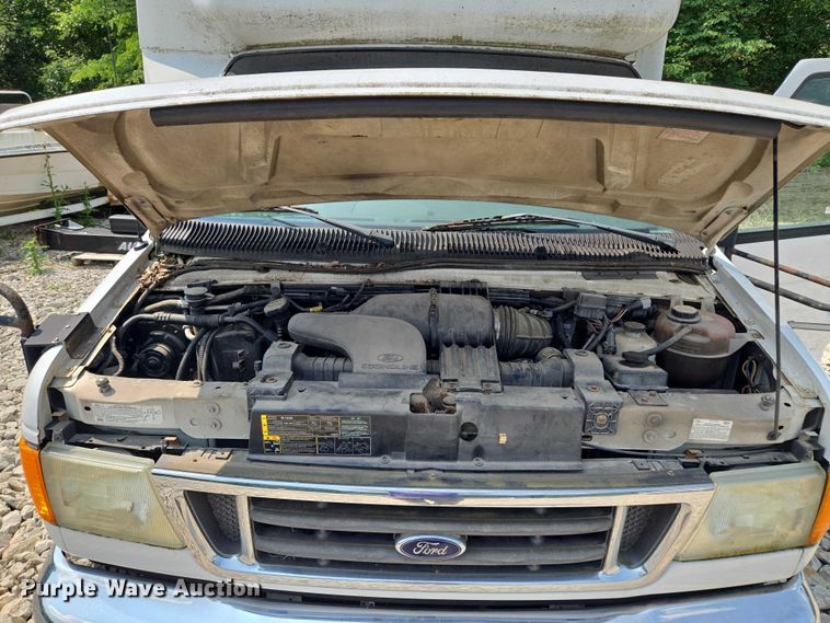 image for item EM7464 2006 Ford E450 Super Duty shuttle bus