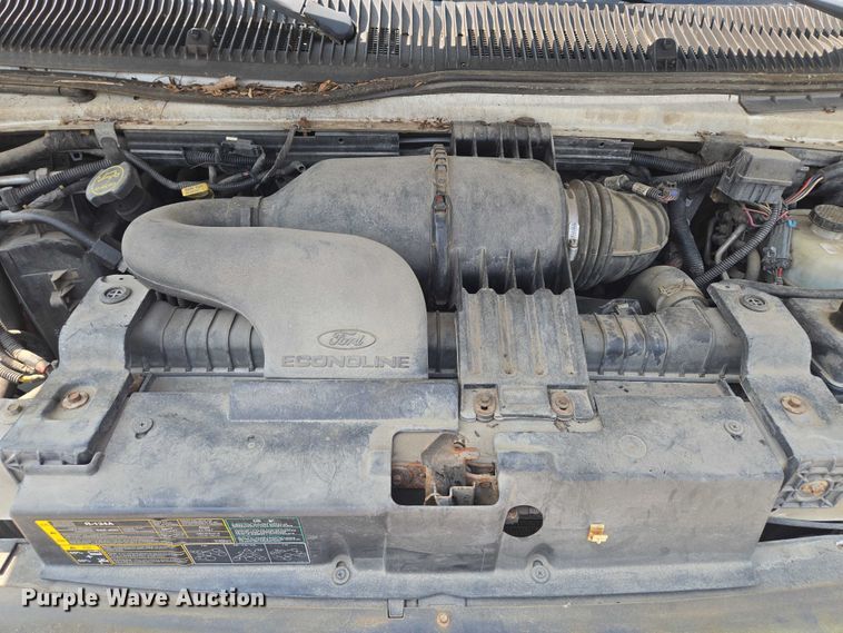 image for item EM7464 2006 Ford E450 Super Duty shuttle bus