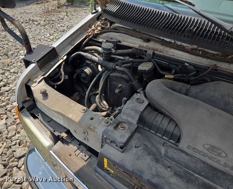 image for item EM7464 2006 Ford E450 Super Duty shuttle bus