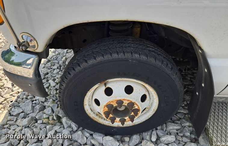 image for item EM7464 2006 Ford E450 Super Duty shuttle bus