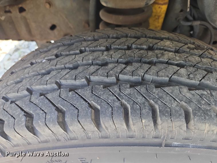 image for item EM7464 2006 Ford E450 Super Duty shuttle bus