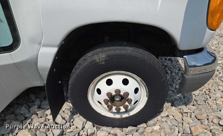 image for item EM7464 2006 Ford E450 Super Duty shuttle bus