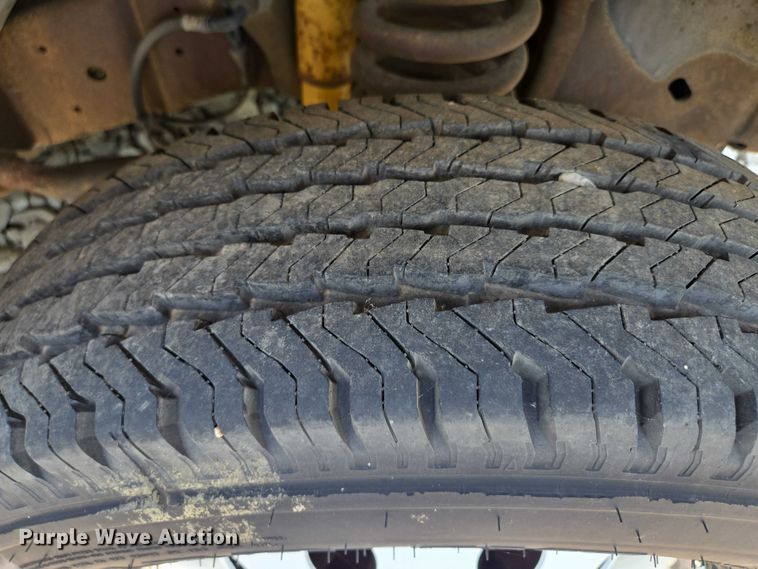 image for item EM7464 2006 Ford E450 Super Duty shuttle bus