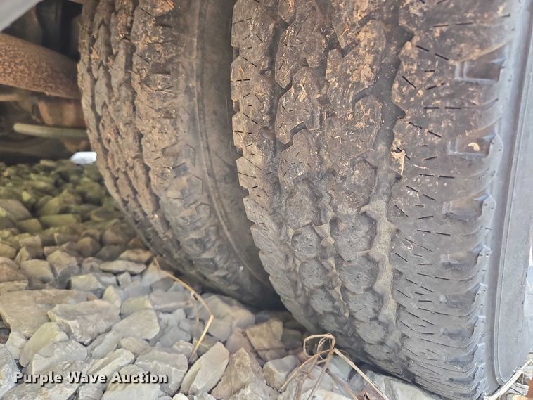 image for item EM7464 2006 Ford E450 Super Duty shuttle bus