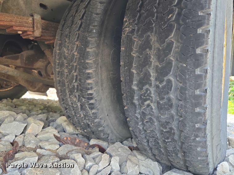 image for item EM7464 2006 Ford E450 Super Duty shuttle bus