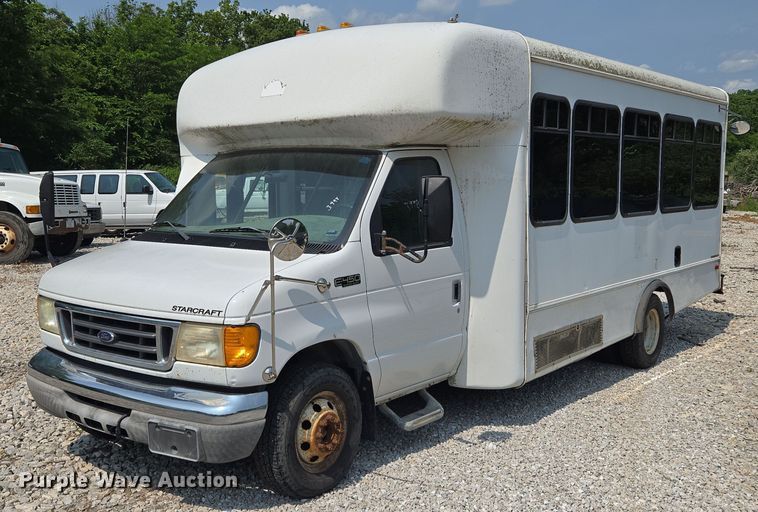 image for item EM7465 2005 Ford E450 Super Duty shuttle bus
