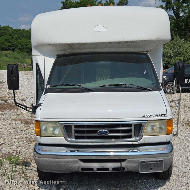 image for item EM7465 2005 Ford E450 Super Duty shuttle bus