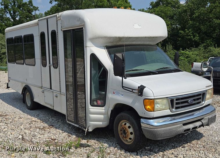 image for item EM7465 2005 Ford E450 Super Duty shuttle bus