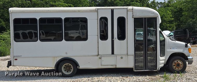 image for item EM7465 2005 Ford E450 Super Duty shuttle bus