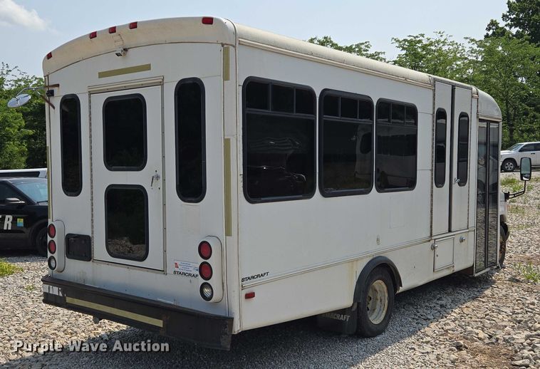 image for item EM7465 2005 Ford E450 Super Duty shuttle bus