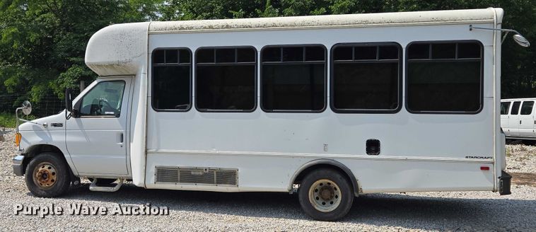 image for item EM7465 2005 Ford E450 Super Duty shuttle bus