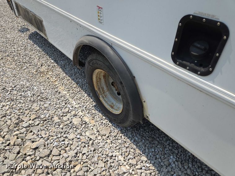 image for item EM7465 2005 Ford E450 Super Duty shuttle bus