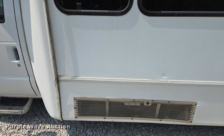 image for item EM7465 2005 Ford E450 Super Duty shuttle bus