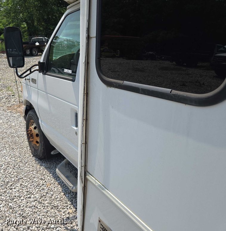image for item EM7465 2005 Ford E450 Super Duty shuttle bus