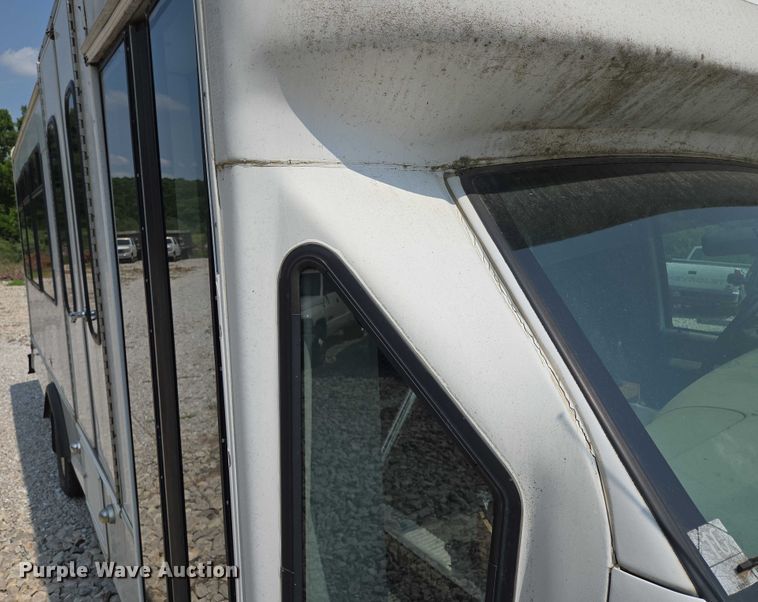 image for item EM7465 2005 Ford E450 Super Duty shuttle bus