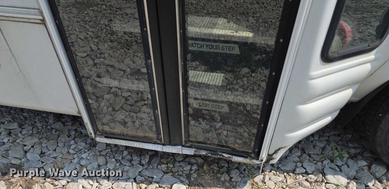 image for item EM7465 2005 Ford E450 Super Duty shuttle bus