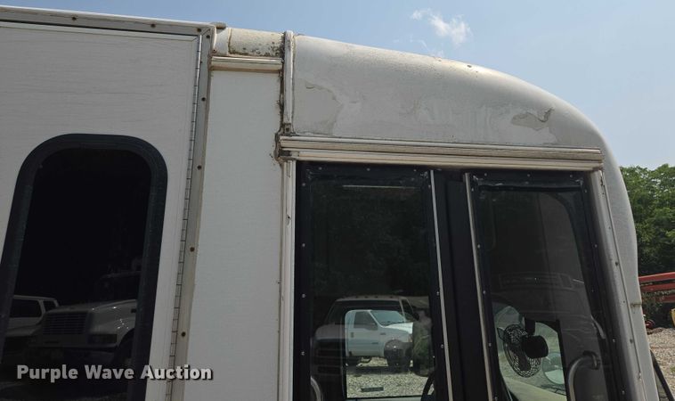 image for item EM7465 2005 Ford E450 Super Duty shuttle bus