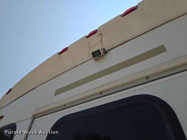 image for item EM7465 2005 Ford E450 Super Duty shuttle bus